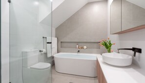 Bathroom | Bathtub | Modern Design