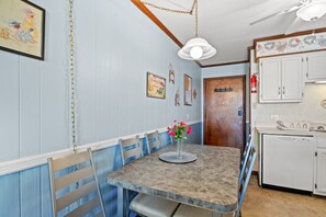 A Place at The Beach 9520-3E Dining