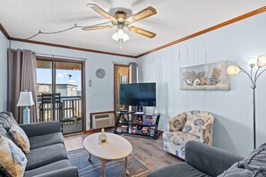 A Place at The Beach 9520-3E Living Area