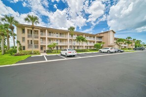 CSCG303 - Countryside Golf & Country Club, top floor 2 bed / 2 bath condo with elevator access