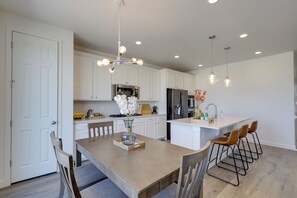 Dining Area | Dishware/Flatware Provided