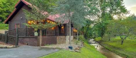 Sevierville Vacation Rental | 3BR | 2.5BA | Step-Free Access | 3,419 Sq Ft