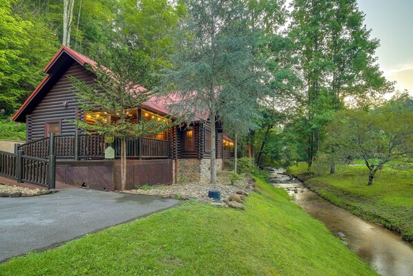 Sevierville Vacation Rental | 3BR | 2.5BA | Step-Free Access | 3,419 Sq Ft