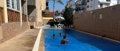 La piscine est l'endroit idéal pour se rafraîchir et se détendre.