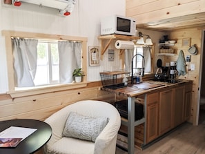 Tiny House Vacation Rental - Farmington NM - Vista Retreat - Seating and Kitchen