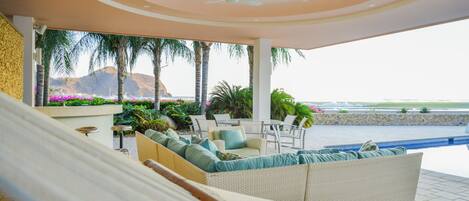 Beachfront, 20,000 square feet for your family, with Ocean View and Staff!