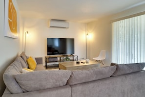 Living Room | Free WiFi | Smart TV | Central A/C