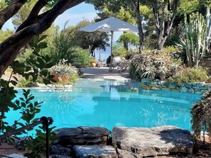 Blick auf den Pool vom Pool-Essplatz