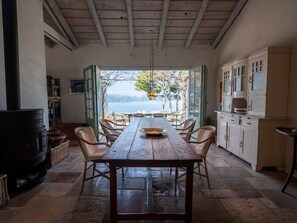 Esszimmer mit großem Tisch und freiem Blick auf den Golf von St.Florent