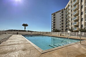 Regency Towers | Community Amenities | Outdoor Pool
