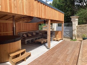 Outdoor spa tub