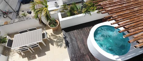 Outdoor spa tub