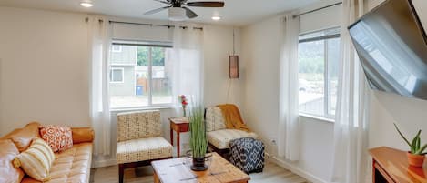 Dolores Vacation Rental | 3BR | 2.5BA | 1,324 Sq Ft | 2 Steps Required to Enter