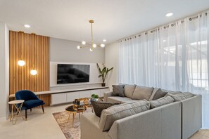 Spacious Living Room: Relax in Style and Comfort
