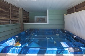 Indoor spa tub