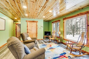 Living Room | Picture Windows | Free WiFi | Open Floor Plan