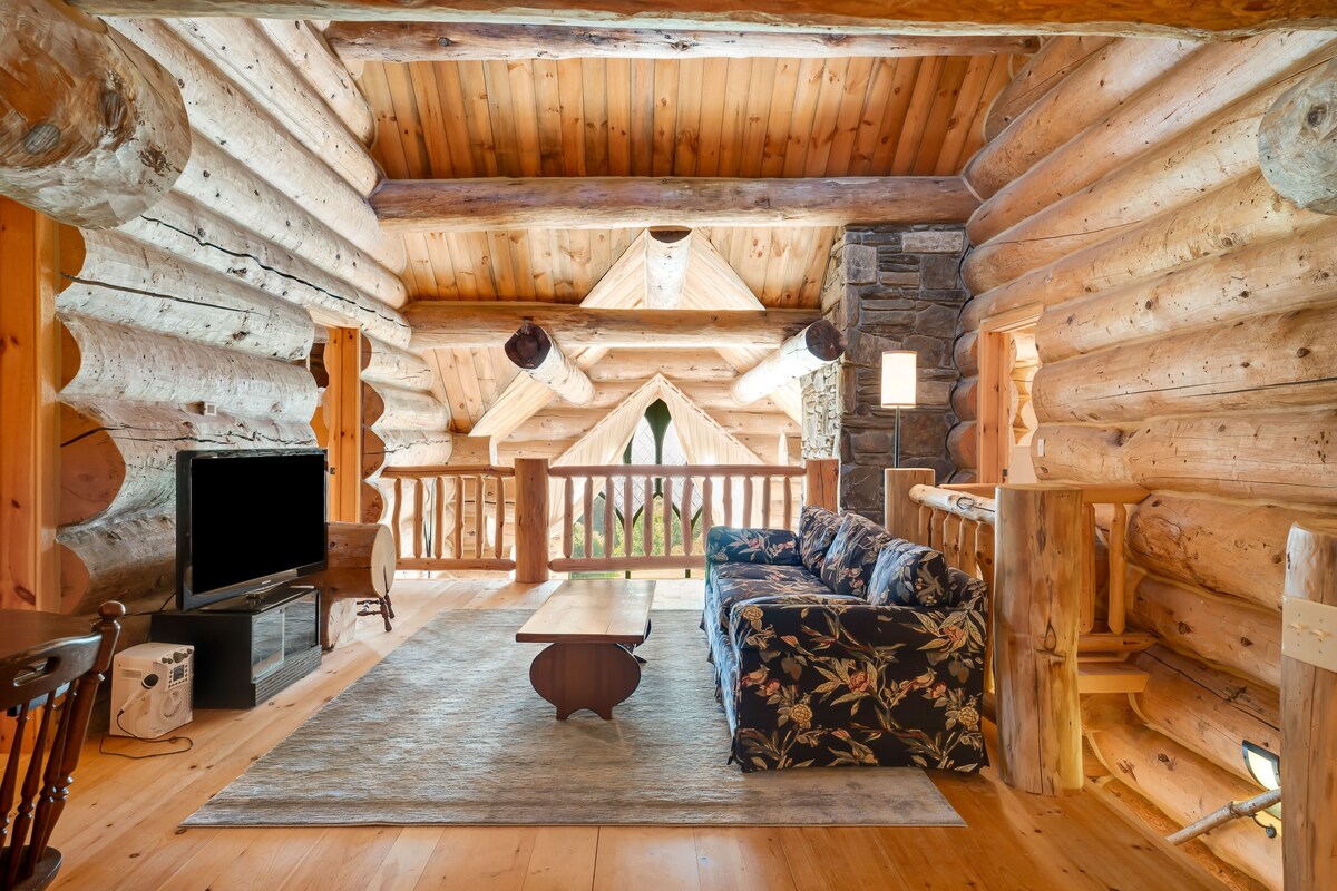 Log manor on 65 private acres of land with entertaining amenities & hot tub