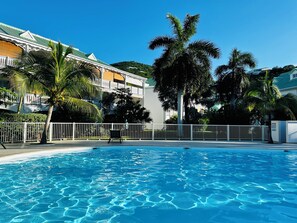 La première piscine, celle que l'on aperçoit de la terrasse.