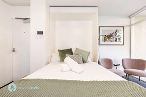 Comfy double bed for 2 w fresh linen and towels