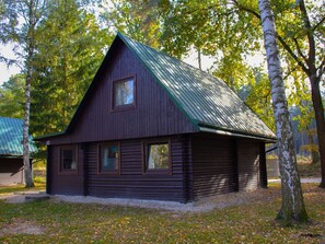 Plante, Bygning, Træ, Træ, Hus, Vindue, Biome, Sommerhus, Naturlige Landskab, Græs