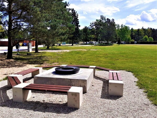 Bâtiment, Plante, Propriété, Fenêtre, Lot Terre, Design Urbain, Paysage, Quartier, Herbe, Loisir