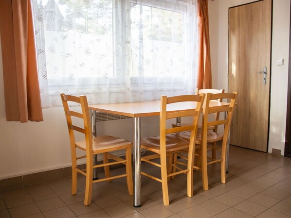 Meubles, Table, Fenêtre, Chaise, Bâtiment, Bois, Rideau, Porte, Sol