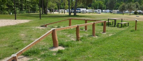 Bâtiment, Plante, Propriété, Fenêtre, Lot Terre, Design Urbain, Paysage, Quartier, Herbe, Loisir