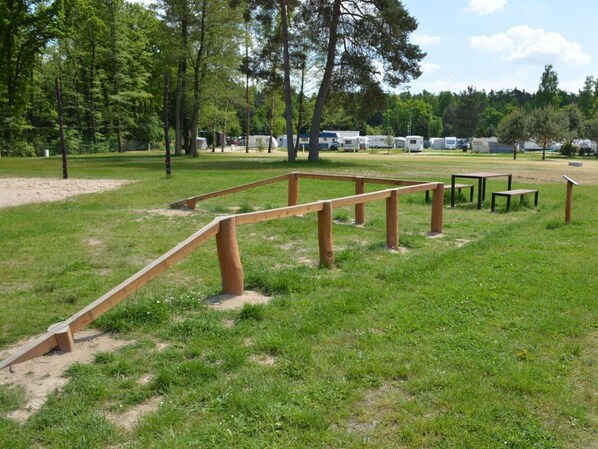 Bâtiment, Plante, Propriété, Fenêtre, Lot Terre, Design Urbain, Paysage, Quartier, Herbe, Loisir