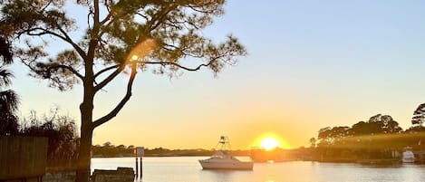 Water Views - Gas Grill - Fishing - Unforgettable sunsets over the bay – nature's perfect show!