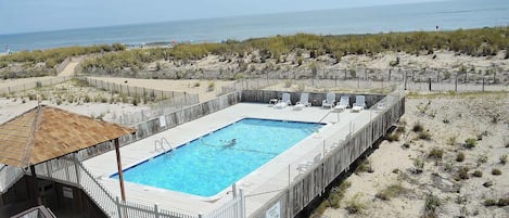 OCEANFRONT-POOL-BEACHLOFT