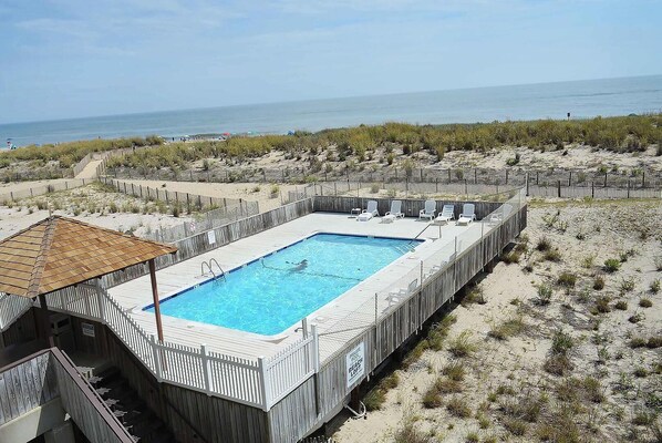 OCEANFRONT-POOL-BEACHLOFT