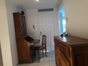Hall d'entée avec bureau