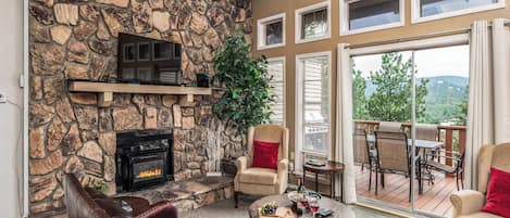 Living Room w. Balcony Access