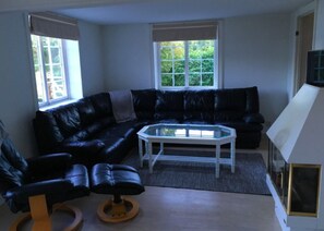 Livingroom with fireplace and TV