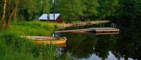 Steg, Boot und Haus