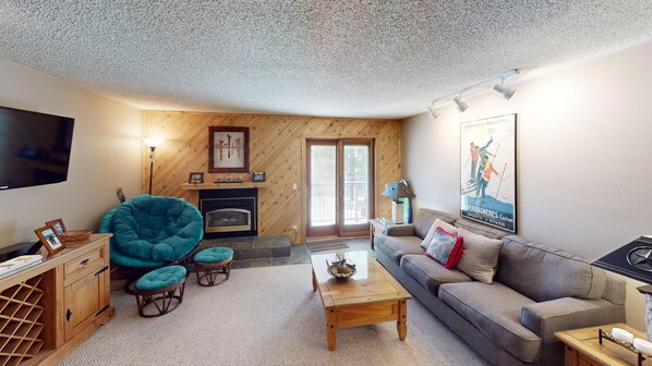 B104 Snowdance Condos - a SkyRun Keystone Property - Cozy living area