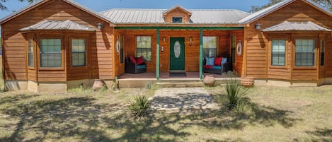 Bandera Vacation Rental | 2BR | 2BA | 1,700 Sq Ft | 2 Steps to Enter