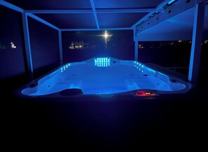 Indoor spa tub