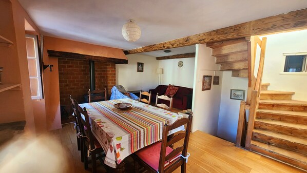 Lounge & 2nd Dining Area (2nd Floor)