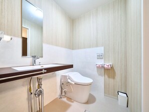 ・[Japanese-style room/bath/toilet] A spacious and comfortable toilet with a toilet seat and a washing machine.