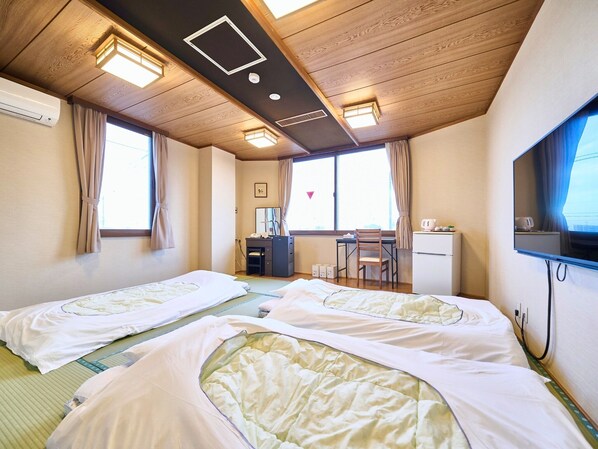 ・[Japanese-style room A] This room can accommodate up to 5 people. Please relax in our spacious room.