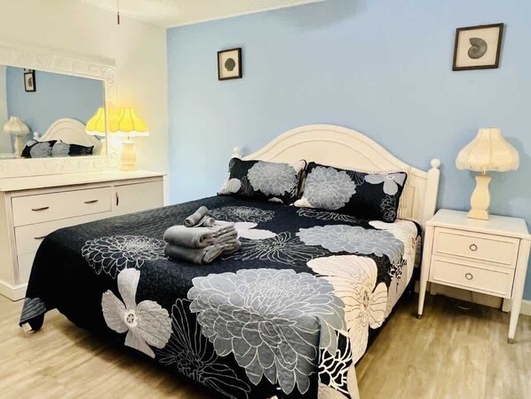 3nd Floor: Master bedroom with KING bed