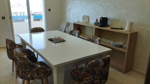 Table à manger six chaises 