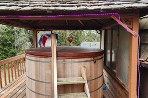 Cedar Hot Tub - Shared by guests and community. Open 24 hours. Quiet Hours 10pm-8am.