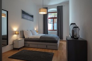 Gemütliches Schlafzimmer mit Kleiderschrank und Wohlfühl-Bett
