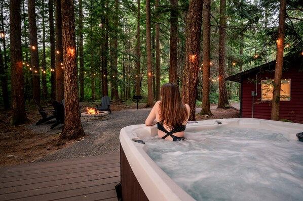 Outdoor spa tub