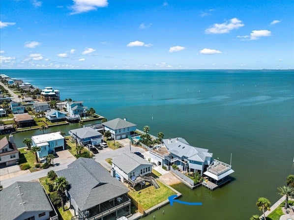 Beautiful canal home. Amazing fishing. Launch your jet skis / kayak in yard.