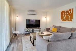 Living Room | Free WiFi | Central A/C | Smart TV