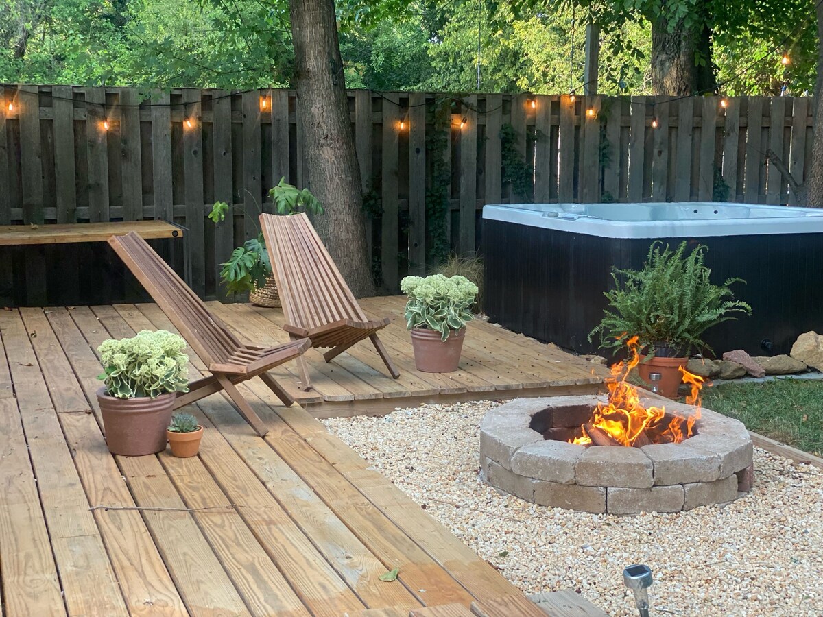 Cozy home centrally located to historical old-town leesburg w/ HotTub & Firepit!