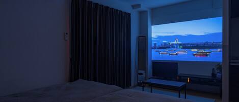 A room with a projector! After a night of sightseeing, you can get even more excited by watching movies and live videos!